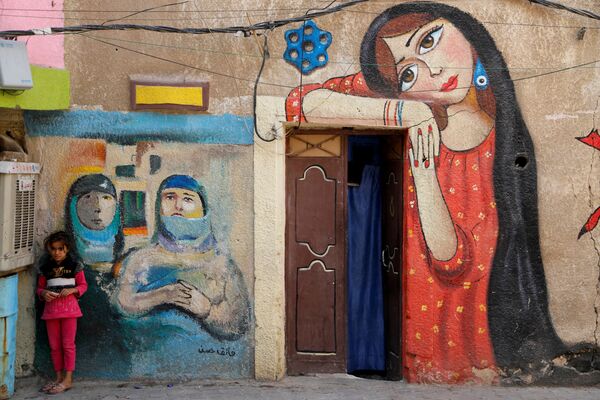 دختری شرقی در فکرهای زیبا، نقش شده بر دیوار محله قدیمی بغداد. - اسپوتنیک ایران  
