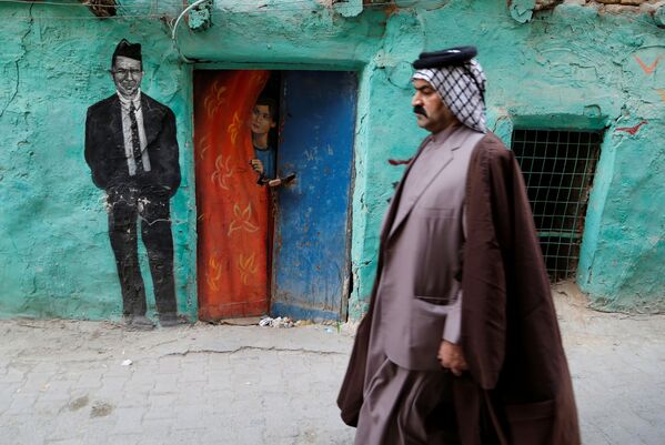 زنی منتظر در نقشی از هنرمند عراقی. - اسپوتنیک ایران  