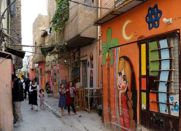 محله های قدیمی بغداد با رقص قلم‌موی نقاشان عراقی، مبدل به تابلوهای زیبای زندگی روزانه می‌شوند. - اسپوتنیک ایران  