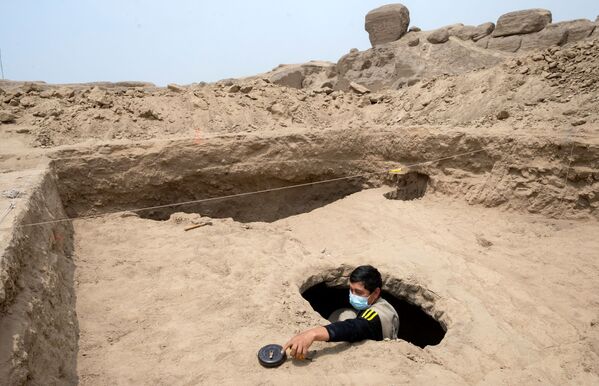 این مومیایی که طناب پیچ شده، در ۲۴ کیلومتری شرق لیما و در یک اتاق به طول ۳ متر که در عمق ۱.۴ زمین قرار داشت، کشف شده است.   در کنار مقبره انسان مومیایی شده، آثار یک خوکچه هندی و حیوان دیگری که به نظر می‌رسد یک سگ باشد، وجود دارد. آن‌ها همچنین از کشف آثار ذرت و سبزیجات در اتاقی که جسد مومیایی شده قرار داده شده بود، خبر دادند. - اسپوتنیک ایران  