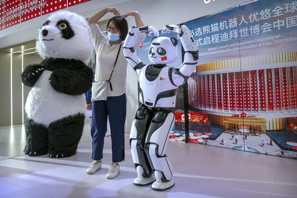 ربات هایی که در سال 2021 با ما بودند.ربات پاندا در پکن. - اسپوتنیک ایران  