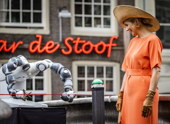ربات هایی که در سال 2021 با ما بودند.ملکه هلند در حال تماشای ربات که در حال بریدن روبان قرمز است. - اسپوتنیک ایران  