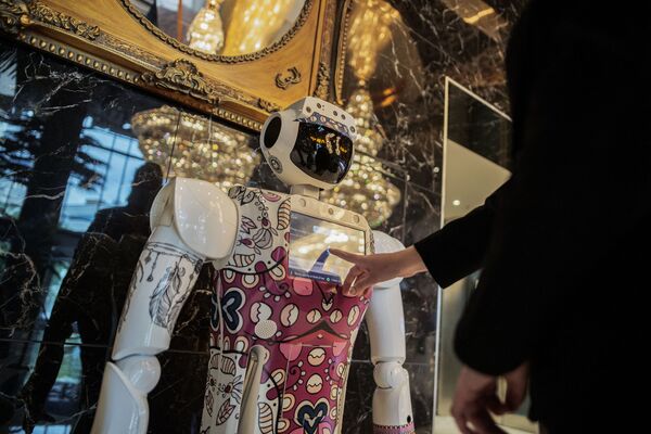ربات هایی که در سال 2021 با ما بودند.ربات «اطلاعات» در «اسکای هتل» آفریقای جنوبی. - اسپوتنیک ایران  