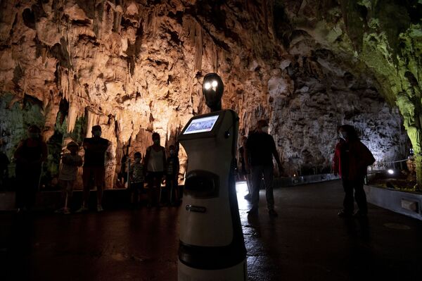 ربات هایی که در سال 2021 با ما بودند.ربات راهنما در ورودی غار در یونان. - اسپوتنیک ایران  