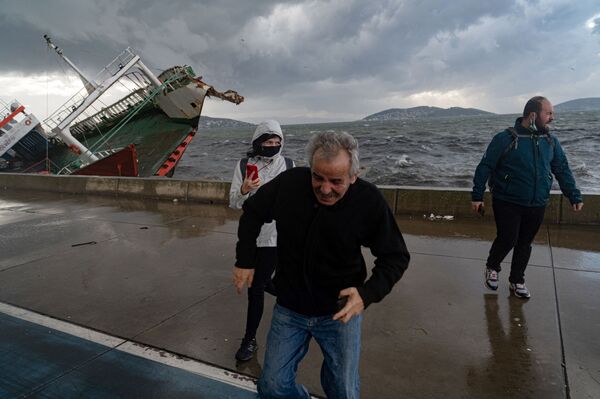 جالب ترین رویدادهای هفته به روایت تصویر.طوفان شدید در استانبول. - اسپوتنیک ایران  