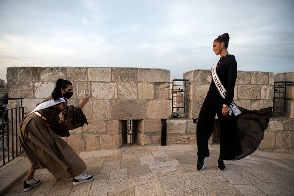 جالب ترین رویدادهای هفته به روایت تصویر.عکاسی قبل از مراسم «ملکه گیتی» در اورشلیم. - اسپوتنیک ایران  