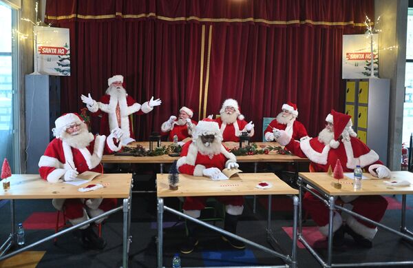 جالب ترین رویدادهای هفته به روایت تصویر.کلاس بابانوئل در لندن. - اسپوتنیک ایران  