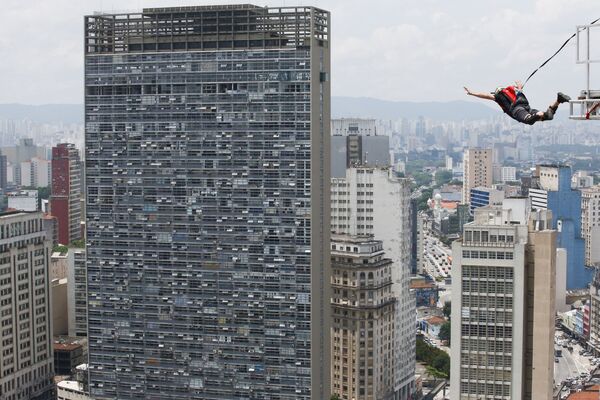 مسابقه پرش از آسمانخراش ها در سائوپائولو برزیل.شرکت کنندگان با چتر پرش خود را انجام دادند. - اسپوتنیک ایران  