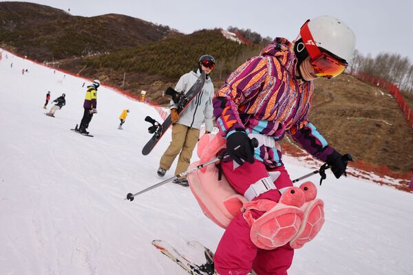 یکی از محبوب ترین ورزش های زمستانی در چین، اسکی روی برف است.  پیست اسکی جنتینگ در منطفه هِبِی قرار دارد.  ارتفاع: 398 متر (1702 تا 2100 متر)  مسافت برفی برای اسکی: 16 کیلومتر  دارای 5 بالابر برای اسکی بازان است. - اسپوتنیک ایران  