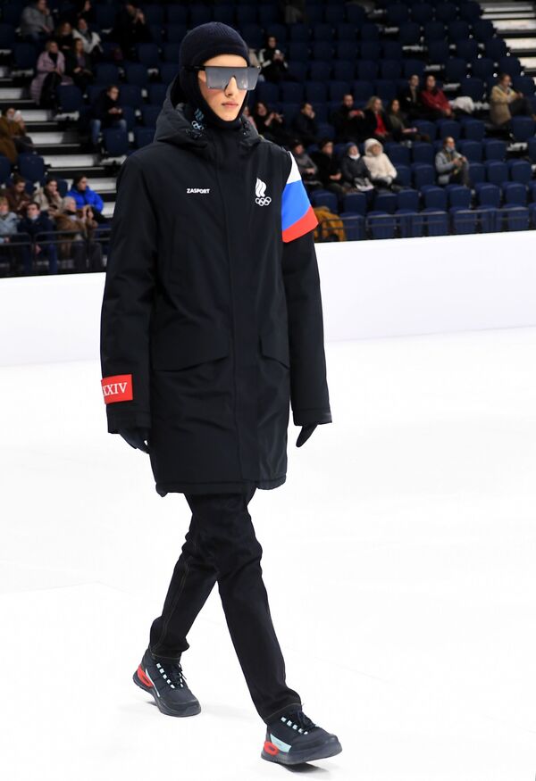 لباس ها و یونیفرم ورزشکاران روسیه برای المپیک زمستانی 2022 چین در مسکو به نمایش گذاشته شد.روسیه لباس های ورزشکاران برای شرکت در المپیک زمستانی 2022 در چین را در حالی به نمایش می گذارد که نباید هیچگونه علامت ملی (روسیه) در آن ها نمایان باشد. - اسپوتنیک ایران  