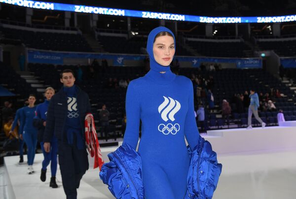 لباس ها و یونیفرم ورزشکاران روسیه برای المپیک زمستانی 2022 چین در مسکو به نمایش گذاشته شد.روسیه لباس های ورزشکاران برای شرکت در المپیک زمستانی 2022 در چین را در حالی به نمایش می گذارد که نباید هیچگونه علامت ملی (روسیه) در آن ها نمایان باشد. - اسپوتنیک ایران  