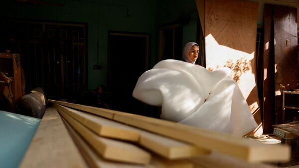 Нур Аль-Джанаби, иракская девушка-плотник делает мебель в гараже своего дома в Багдаде, Ирак - اسپوتنیک ایران  