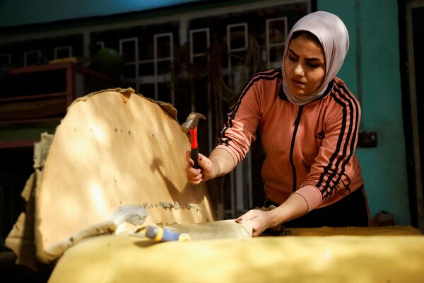 نور الجانبی، دختر عراقی 28 ساله در بغداد نجاری می کند. تعمیر مبل در گاراژ خانه. - اسپوتنیک ایران  