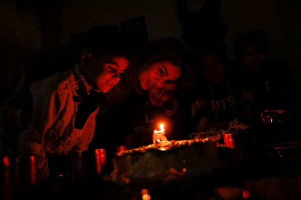 نور الجانبی، دختر عراقی 28 ساله در بغداد نجاری می کند. جشن تولد پسرش در خانه. - اسپوتنیک ایران  