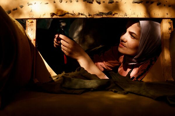 نور الجانبی، دختر عراقی 28 ساله در بغداد نجاری می کند. در حال تعمیر مبلمان. - اسپوتنیک ایران  