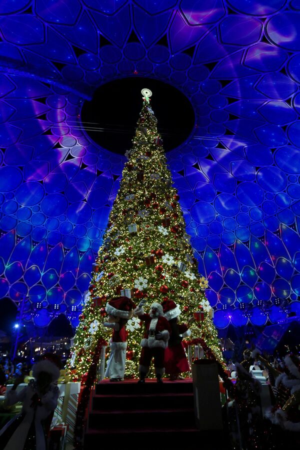 روشن شدن چراغ های درخت کریسمس در گنبد الوصل در اکسپو 2020 در دبی. - اسپوتنیک ایران  
