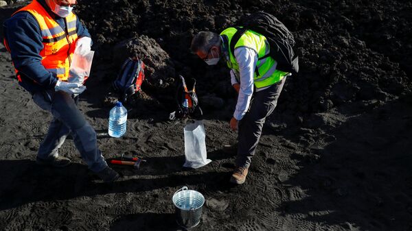 Геологи исследуют вулкан Кумбре-Вьеха на канарском острове Ла-Пальма - اسپوتنیک ایران  