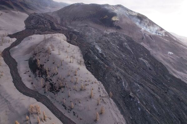 بلوک هایی از مواد داغ و مذاب که از کوه آتشفشانی &quot;کومبره ویه‌خا&quot; (Cumbre Vieja) به پایین سرازیر شدند. خاکستر  مناطق وسیعی از جزیره لا پالما را در برگرفت. - اسپوتنیک ایران  