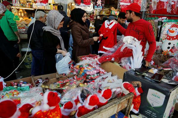 برف نیست، اما جشن هست. چطور در نقاط گرمسیر، کریسمس برگزار می شود؟خرید عید میلاد مسیح در بغداد. - اسپوتنیک ایران  