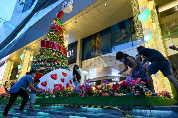 برف نیست، اما جشن هست. چطور در نقاط گرمسیر، کریسمس برگزار می شود؟تزیینات کریسمس در سنگاپور. - اسپوتنیک ایران  