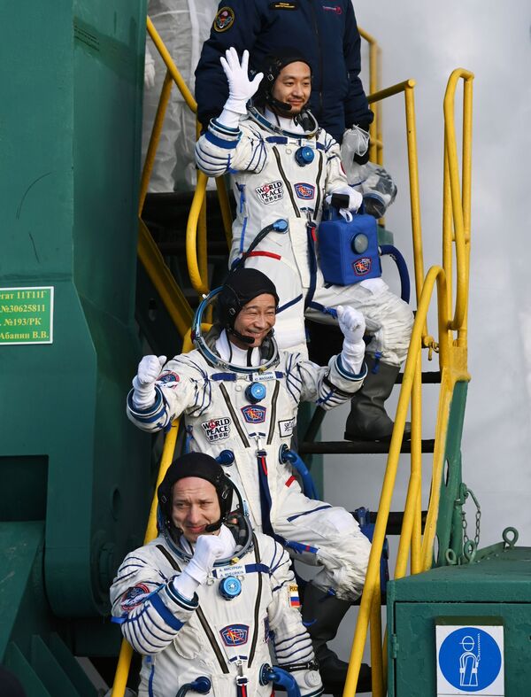عکس های فضایی سال 2021 به گزینه اسپوتنیک.آخرین گروه فضانوردان سال جاری. فضانورد روسیه و دو توریست فضایی از ژاپن. - اسپوتنیک ایران  