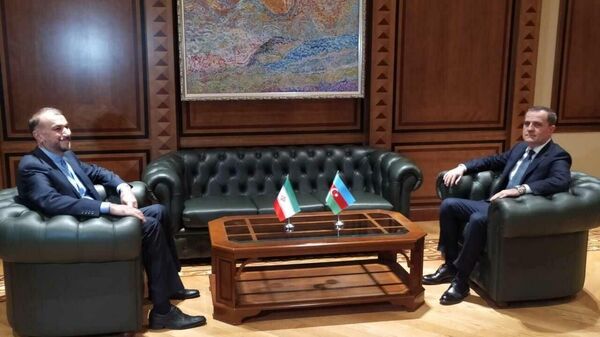 حسین امیرعبداللهیان وزیر امور خارجه ایران در دیدار با جیحون بایراموف وزیر امور خارجه جمهوری آذربایجان - اسپوتنیک ایران  
