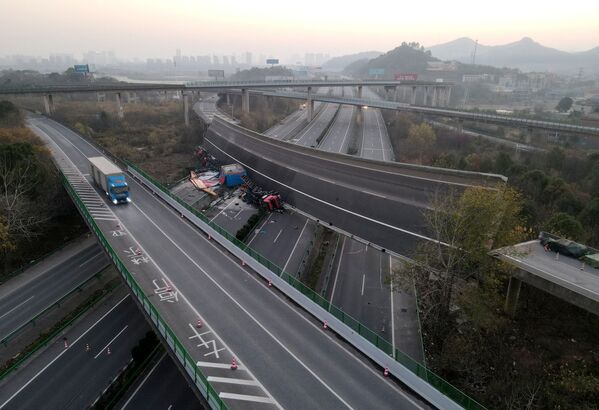 رویدادهای هفته به روایت تصویر.فروریختن پل در چین. - اسپوتنیک ایران  