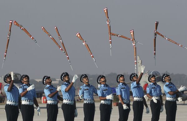 رویدادهای هفته به روایت تصویر.هنرنمایی نیروی هوایی هند در حیدرآباد. - اسپوتنیک ایران  