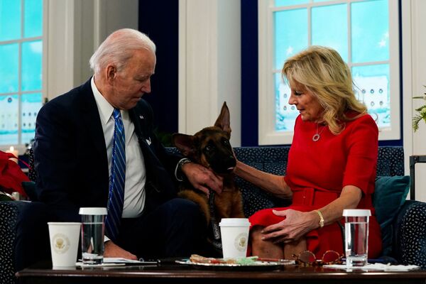 سگ ژرمن شپرد یکی دیگر از سگ های بایدن است که در کاخ سفید نگهداری می شود. جو و جیل بایدن در کاخ سفید همراه سگ ژرمن شپرد هنگام دیدار با اعضای خدماتی در ساختمان اداری &quot;آیزنهاور&quot; در واشنگتن. - اسپوتنیک ایران  