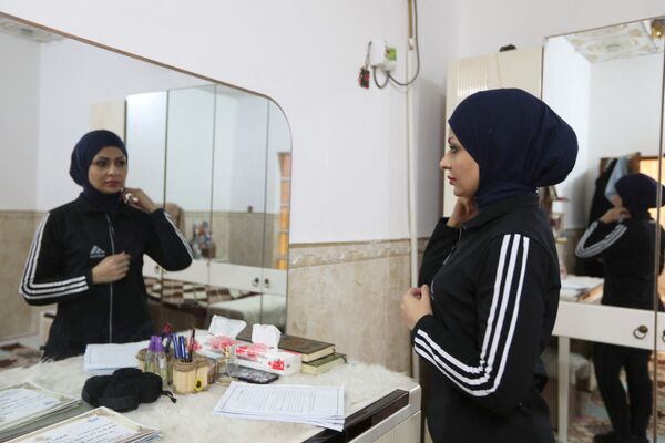 بوشرا عبدالزهرا، بوکسور 36 ساله عراقی در خانه‌اش در نجف. - اسپوتنیک ایران  