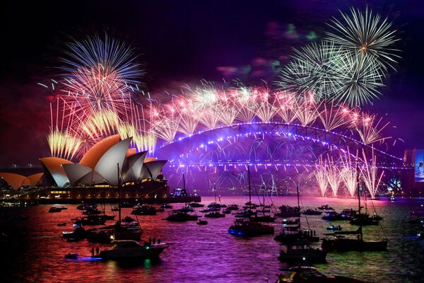 سال نو میلادی 2022 فرا رسید و آسمان شهرهای جهان را آتش بازی جشن درخشان کرد. سیدنی - اسپوتنیک ایران  