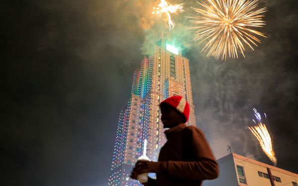 سال نو میلادی 2022 فرا رسید و آسمان شهرهای جهان را آتش بازی جشن درخشان کرد. نایروبی - اسپوتنیک ایران  