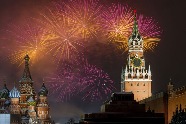 سال نو میلادی 2022 فرا رسید و آسمان شهرهای جهان را آتش بازی جشن درخشان کرد. مسکو - اسپوتنیک ایران  
