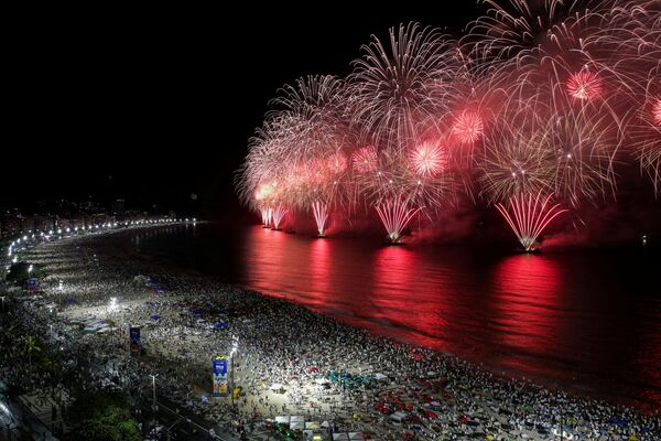 سال نو میلادی 2022 فرا رسید و آسمان شهرهای جهان را آتش بازی جشن درخشان کرد. برزیل - اسپوتنیک ایران  