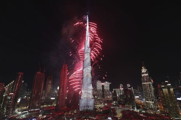 سال نو میلادی 2022 فرا رسید و آسمان شهرهای جهان را آتش بازی جشن درخشان کرد. دبی - اسپوتنیک ایران  