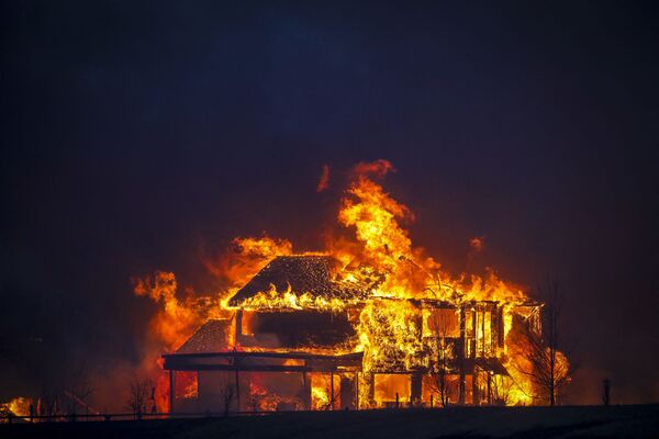 به علت آتش سوزی گسترده در شهر بولدر در این ایالت، دستکم ۵۰۰ خانه تخریب شده و بیش از ۳0 هزار نفر مجبور به ترک خانه‌های خود شده اند. - اسپوتنیک ایران  