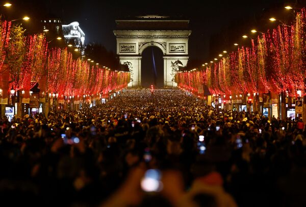 ملل جهان مراسم خاص جشن سال نو میلادی 2022 را به اشکال گوناگون برگزار کردند. پاریس. - اسپوتنیک ایران  