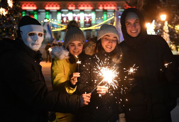 ملل جهان مراسم خاص جشن سال نو میلادی 2022 را به اشکال گوناگون برگزار کردند. نووسیبیرسک روسیه. - اسپوتنیک ایران  