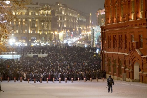 ملل جهان مراسم خاص جشن سال نو میلادی 2022 را به اشکال گوناگون برگزار کردند. میدان سرخ مسکو روسیه. - اسپوتنیک ایران  