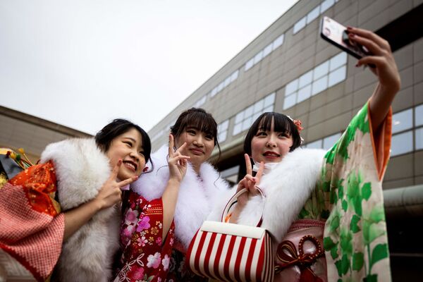 جشن بلوغ یا سی‌ جین‌ نوهی (Sei jin no Hi) جشنی است که هر ساله در دومین دوشنبه ماه ژانویه در ژاپن برگزار می‌شود و دختران جوان ژاپنی که به سن ۲۰ سالگی رسیده‌‌اند رسیدن به بلوغ را جشن می‌گیرند. - اسپوتنیک ایران  