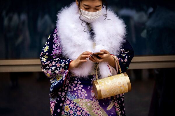 جشن بلوغ یا سی‌ جین‌ نوهی (Sei jin no Hi) جشنی است که هر ساله در دومین دوشنبه ماه ژانویه در ژاپن برگزار می‌شود و دختران جوان ژاپنی که به سن ۲۰ سالگی رسیده‌‌اند رسیدن به بلوغ را جشن می‌گیرند، کاناگاوا. - اسپوتنیک ایران  
