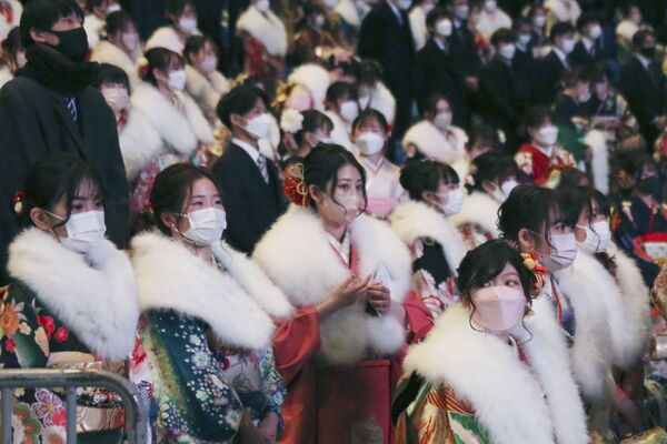 جشن بلوغ یا سی‌ جین‌ نوهی (Sei jin no Hi) جشنی است که هر ساله در دومین دوشنبه ماه ژانویه در ژاپن برگزار می‌شود و دختران جوان ژاپنی که به سن ۲۰ سالگی رسیده‌‌اند رسیدن به بلوغ را جشن می‌گیرند، یوکوهاما. - اسپوتنیک ایران  