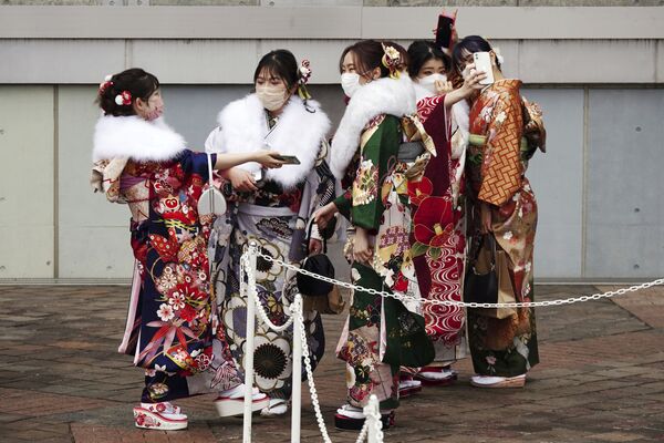 جشن بلوغ یا سی‌ جین‌ نوهی (Sei jin no Hi) جشنی است که هر ساله در دومین دوشنبه ماه ژانویه در ژاپن برگزار می‌شود و دختران جوان ژاپنی که به سن ۲۰ سالگی رسیده‌‌اند رسیدن به بلوغ را جشن می‌گیرند، توکیو. - اسپوتنیک ایران  