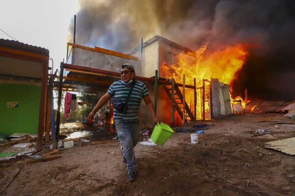 بر اثر آتش سوزی در مناطق زاغه نشین در کشور شیلی ۱۰۰ خانه در آتش سوخت و ۴۰۰ نفر آواره شدند. - اسپوتنیک ایران  