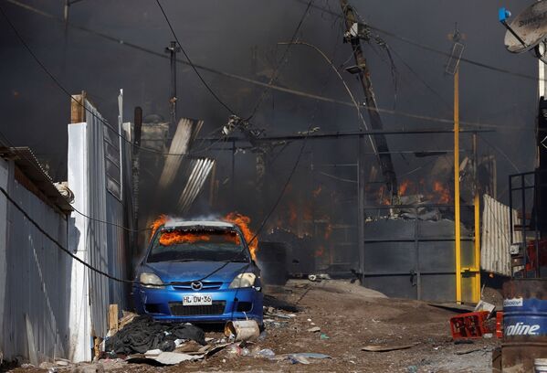 بر اثر آتش سوزی در مناطق زاغه نشین در کشور شیلی ۱۰۰ خانه در آتش سوخت و ۴۰۰ نفر آواره شدند. - اسپوتنیک ایران  