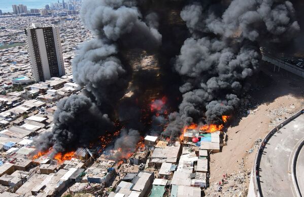 خانه هایی که در شیلی طعمه آتش شدند. - اسپوتنیک ایران  