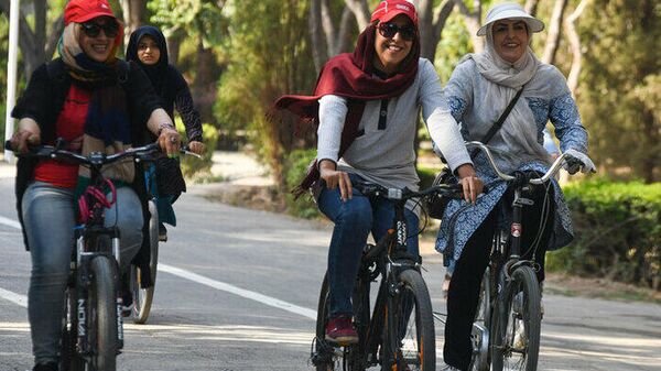 دوچرخه سواری دختران - اسپوتنیک ایران  