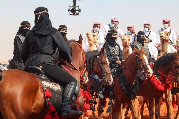 زنان عربستان سعودی که در چند سال اخیر تحولات زیادی را در زندگی اجتماعی خود تجربه کرده اند، اینک سوار بر اسب در مراسمی رژه رفتند که قبلا در انحصار مردان این کشور قرار داشت. - اسپوتنیک ایران  
