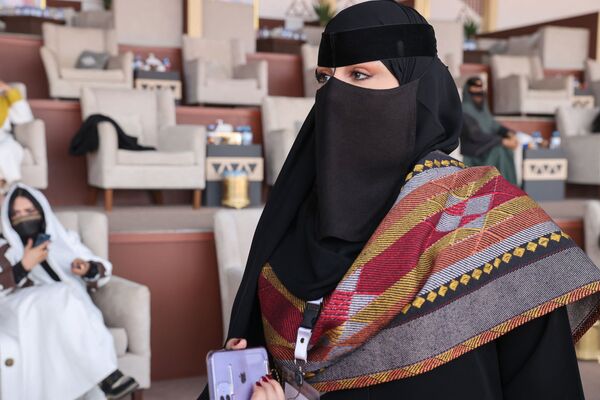 لامیا رشیدی، دختر 27 ساله عربستان سعودی که در بخشی از جشنواره صحرای منطقه &quot;روماح&quot; شرکت کرد، در این باره گفت که امیدوار است به جایگاه اجتماعی خاصی برسد. - اسپوتنیک ایران  