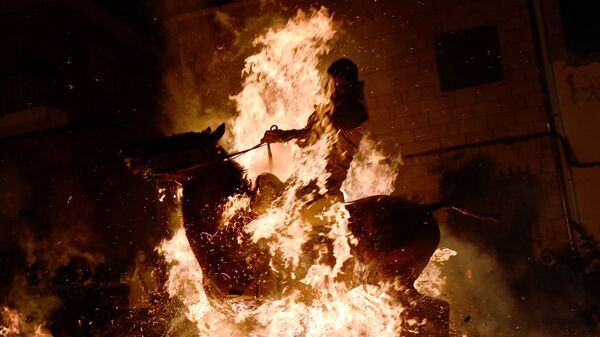 Мужчина на лошади во время прыжка через костер на огненном фестивале Las Luminarias в Испании - اسپوتنیک ایران  